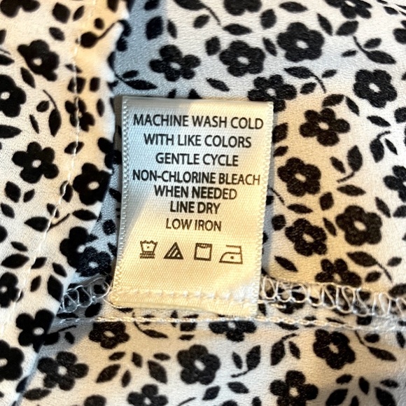 EUC Max Studio Women's Top Black and White Tie Neck Flutter Sleeve | Size 1X - Picture 8 of 8